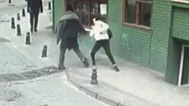 Kadıköy'de bir genç kız yumruklu saldırıya uğradı