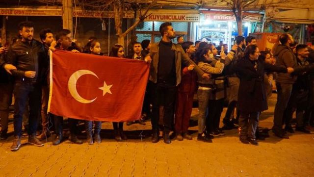 Adıyaman'dan geçen askeri konvoya sevgi gösterisi