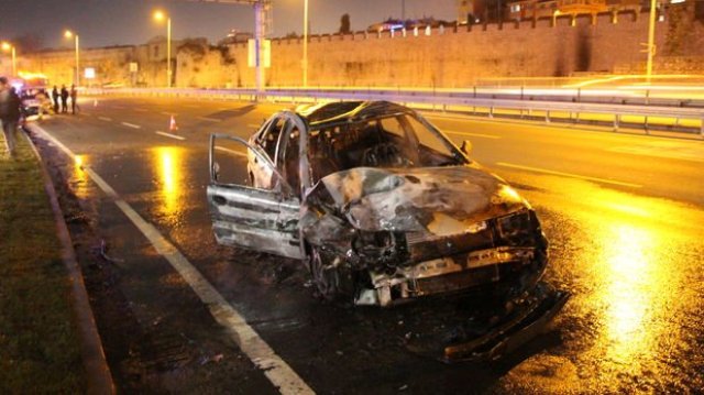 Polis aracına çarpan otomobil alev alev yandı