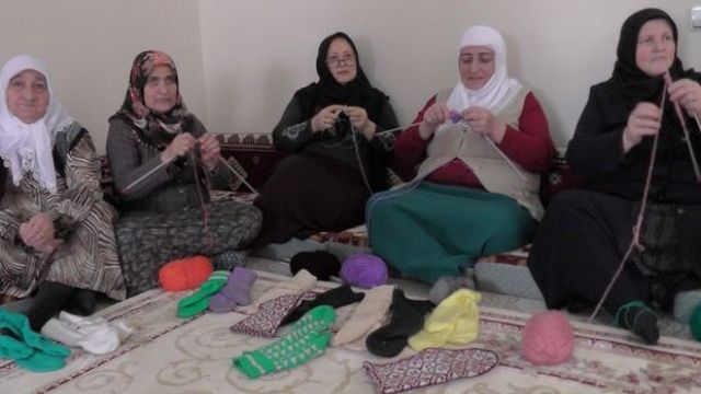 Muşlu kadınlar Mehmetçik için bere, eldiven ve atkı örüyor