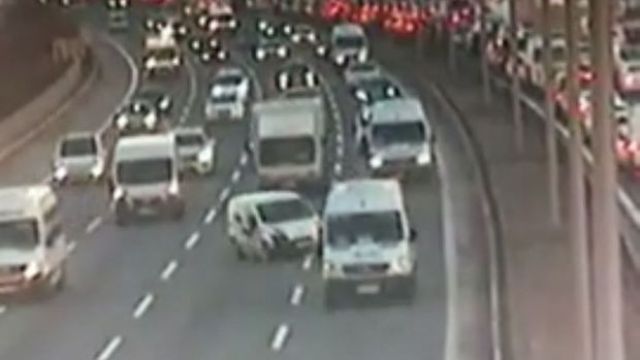 TEM Otoyolu'nda minibüs otomobili bariyerlere sıkıştırdı