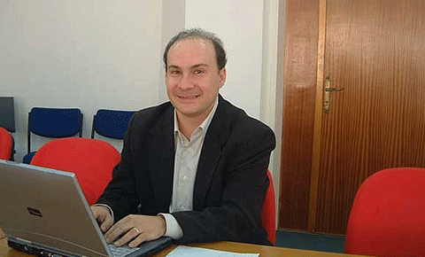 Rum siyasetine baskı oluşturur