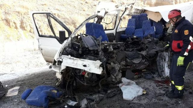 Van'da minibüs ile kamyon çarpıştı
