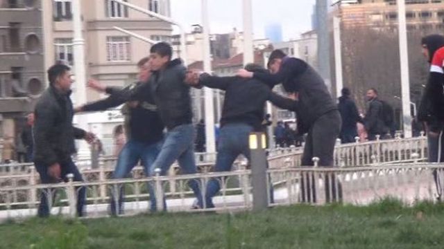 Taksim Meydanı'nda tekme ve tokatlı kavga