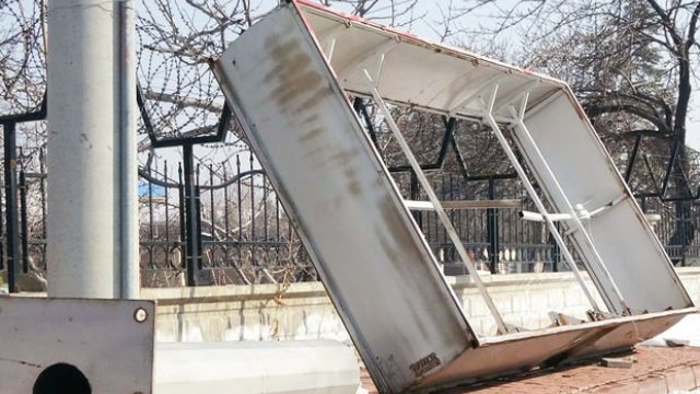 5 yaşındaki çocuk 250 kiloluk reklam panosunun altında kaldı