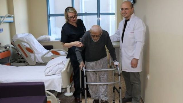Kalça proteziyle 97 yaşında ayağa kalktı