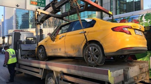 Levent'te sollama yaparken bir araca çarpan ticari taksi takla attı