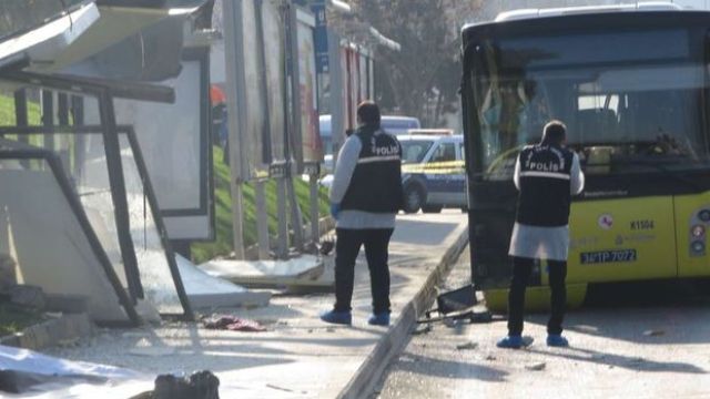 Üsküdar'da otobüs durağa daldı