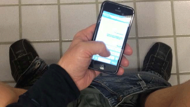 Sakın tuvalete telefonla gitmeyin!