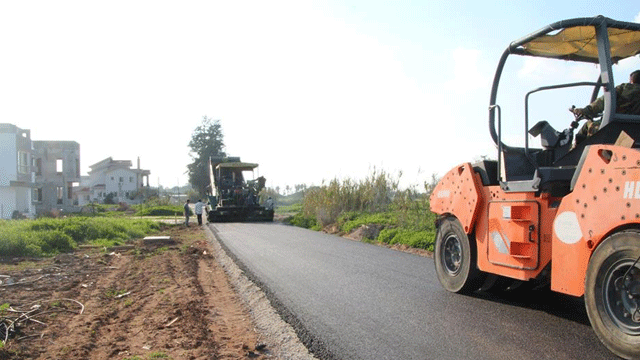 Gazimağusa Belediyesi Çanakkale Mahallesi’ndeki sokaklarda asfaltma çalışması yapıyor
