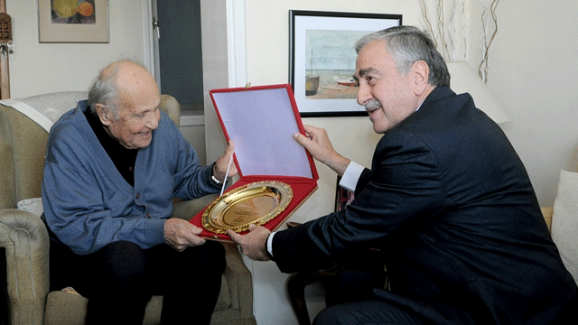 Cumhurbaşkanı Akıncı, Ressam Cevdet Çağdaş’ı evinde ziyaret etti