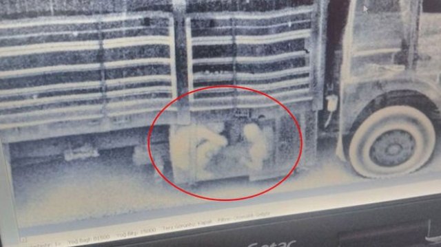 Kilis'te kamyonun yakıt deposuna saklanan göçmenler yakalandı