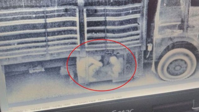 Kilis'te kamyonun yakıt deposuna saklanan göçmenler yakalandı