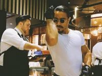 Nusret, ABD'de Başlatılan Soruşturma Sonrası Eldiven Kullanmaya Başladı