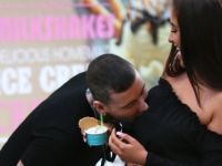 Model Jeremy McConnel Sokak Ortasında Yeni Sevgilisinin Göğsünü Isırdı