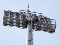 Samsun'da trafik cezası kesilen kişi aydınlatma direğine tırmandı