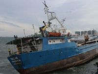 Yük gemisi karaya oturdu