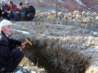 Erzurum'da yaşlı adam gittiği mezarlıkta kendisi için hazırlanan mezarı ziyaret etti