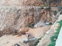 Dünyaca ünlü Kaputaş Plajı'na kepçe girdi