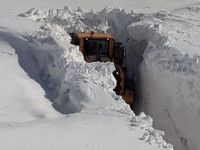Yüksekova'da metrelerce karın bulunduğu askeri üs bölgesinin yolunu güçlükle açtılar