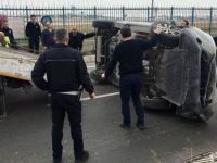 Bakırköy'de takla atıp ters dönen aracı, trafikte kalan sürücüler çevirdi