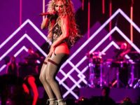 Mayo ile Sahneye Çıkan Jennifer Lopez'e Bakan Bir Daha Baktı