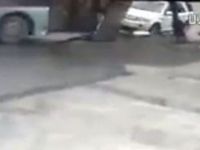 Pendik'te kontrolden çıkan özel halk otobüsü otomobili böyle sürükledi