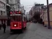 Taksim'de nostaljik tramvay kablolara takıldı, etrafa kıvılcımlar saçıldı