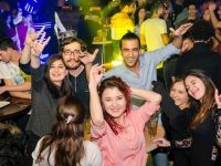 Müziğin ritmine uyuyorlar