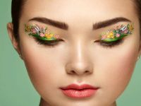 2018 makyaj trendlerinde çiçekli eyeliner detayı
