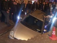 Kütahya'da park halindeki otomobil, çöken yolun içine düştü