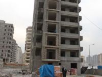 Adana'da inşaatın 12. katından ağabeyinin üzerine düştü