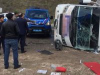 Antalya'da yolcu midibüsü devrildi!