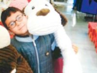 Konya'da üstüne reklam panosu düşen çocuk yaşam savaşı veriyor