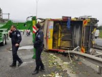 TEM Otoyolu'nda çöp kamyonu devrildi
