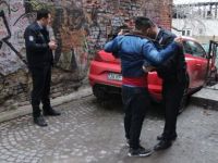 Beyoğlu'nda bir sürücü otomobiliyle merdivenden inmeye çalıştı