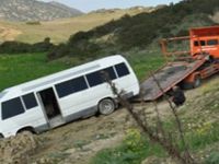 Öğrenci dolu minibüs, 8 metre sürüklendi