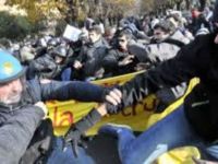 İtalya'da ırkçılık ve faşizm karşıtı gösteride arbede