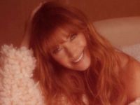 Üç torunlu 67’lik yıldız Playboy’a soyundu