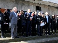 Sanatçılar 19 yıl önce yanan sahne enkazında basın açıklaması yaparak soruna kayıtsız kalınmasını protesto etti