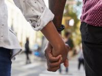 El ele tutuşmak acıyı azaltıyor