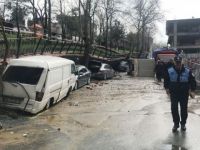İstanbul Eyüp'te istinat duvarı çöktü! Çok sayıda araç duvar altında kaldı