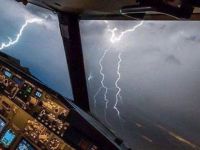 Pegasus uçağına yıldırım isabet etti