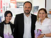 İskele Belediyesi kadınlara çiçek dağıttı