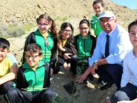 Eğitim Bakanı Özyiğit, Şht. Ertuğrul İlkokulu anı ormanı için fidan dikti