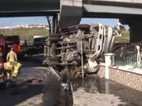 Esenler'de minibüs, araçların üzerine devrildi