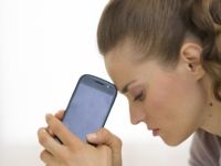 Telefonda uzun süre oyun oynayınca kör oldu!