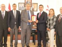 Dr. Fazıl Küçük Endüstri Meslek Lisesi Okul Yönetimi İsmail Arter’e plaket takdim etti