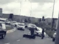 Baf’ta tabut cenaze aracından yol ortasına düştü