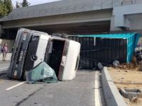 Yeşilköy'de TIR üst geçide çarptı